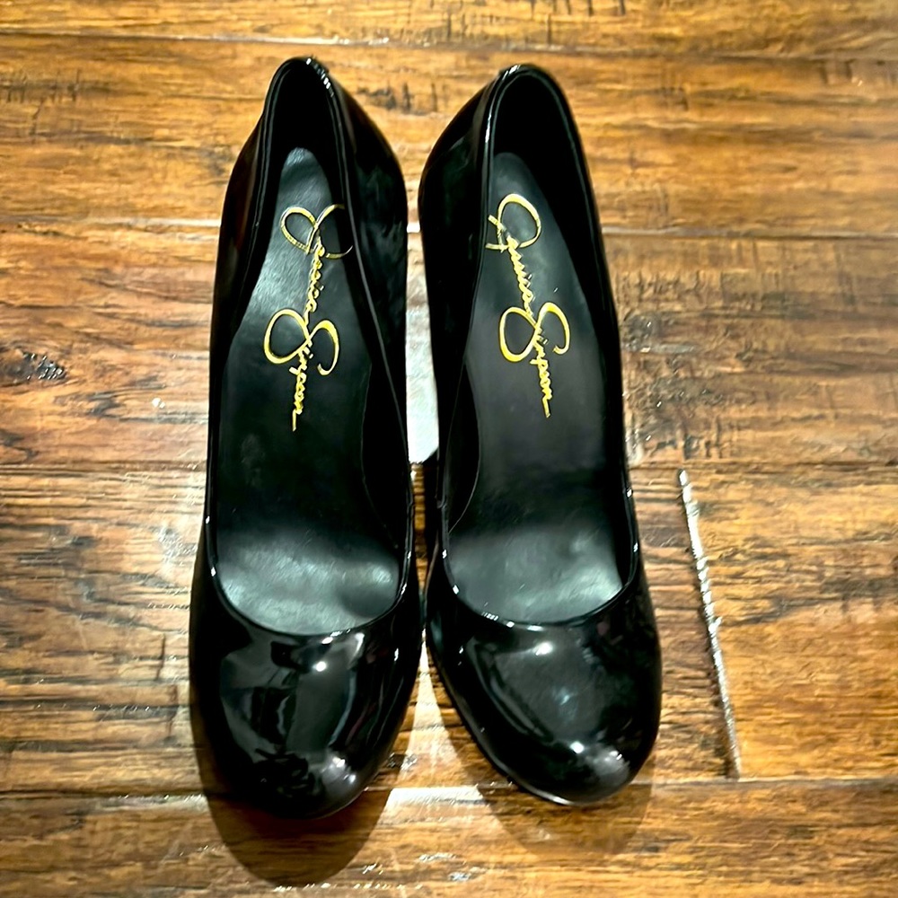 Excellent condition Jessica Simpson pumps. Size 7